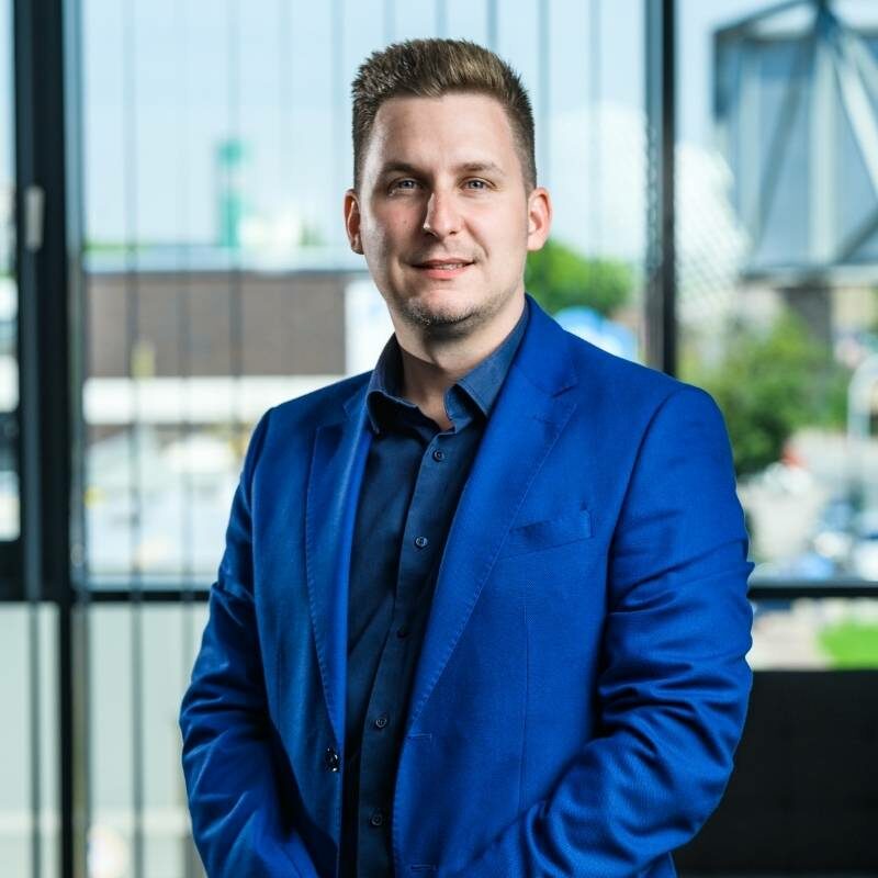 Seit 2018 ist Dominick Klein der Experte, wenn es um die Fachkräftegewinnung im Bau & Handwerk gibt. Er über 100 Bauunternehmen dabei geholfen, eigene Baufachkräfte zu generieren und zu gewinnen.